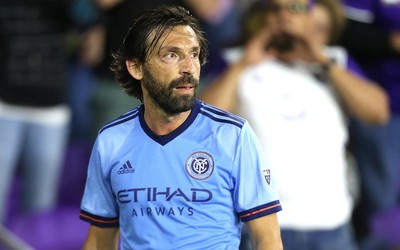 博鱼电竞热议-南非女足联赛球员自己剪头发