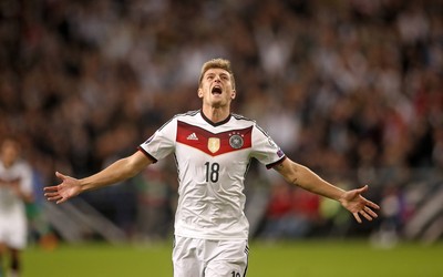 博鱼电竞动态-埃拉图恩赛后获赠全场最佳香槟